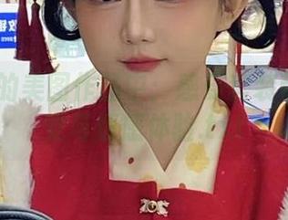 在51酱的美图作品中：感受套装带来的视觉与情感体验.txt
