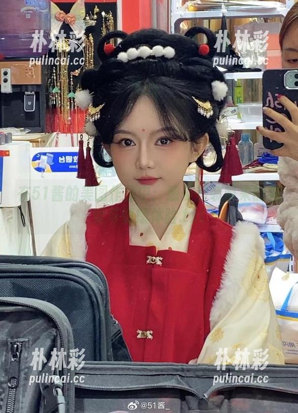 在51酱的美图作品中：感受套装带来的视觉与情感体验.txt