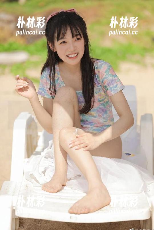 从Bambi(밤비)的视角看圣诞：独特写真作品在图库中闪耀光彩.txt