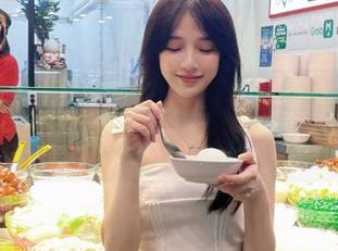 教室中的奇幻：Bangni邦尼最新cos作品更新，展现异次元的奇妙之旅！.txt