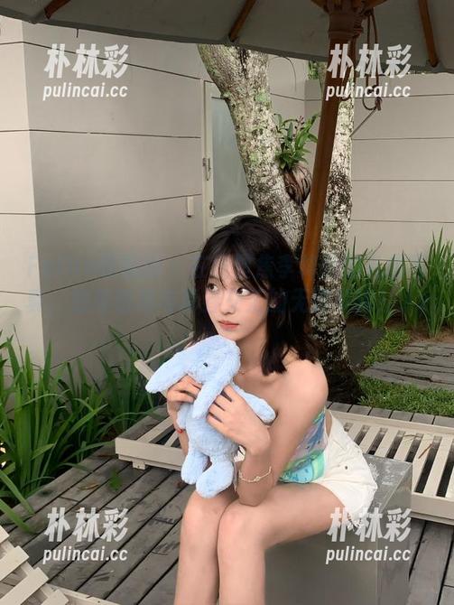 Feilin嗲囡囡 - 在线聚焦李梓熙的礼服写真，感受时尚与青春交汇的无限可能！.txt