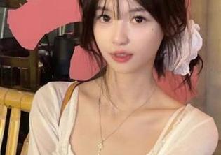 GIRLT果团网 – 松果儿私拍浴室图集：透视她的生活，享受水中的自在与灵动.txt
