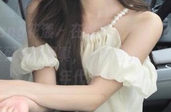 HuaYang花漾 – 在线享受许诺Sabrina清纯系列高清写真，仿佛回到了那个纯真年代.txt