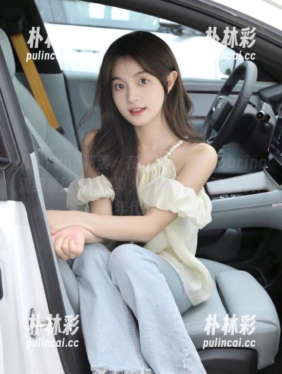 HuaYang花漾 - 在线享受许诺Sabrina清纯系列高清写真，仿佛回到了那个纯真年代.txt