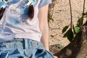 HuaYang花漾 – 迷人吊带来袭，许诺Sabrina诚邀你下载她的独家图包分享！.txt
