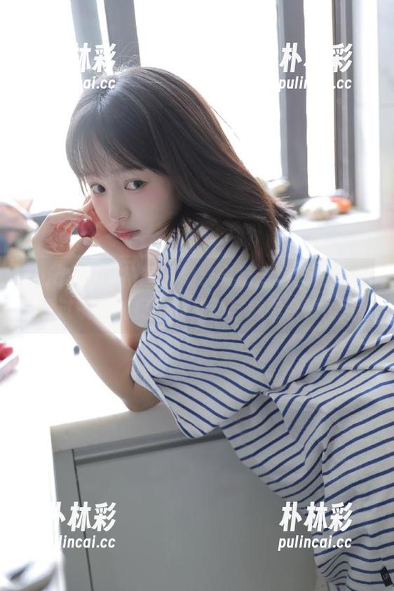 HuaYang花漾 - 顾奈奈吊带写真精选：透过镜头捕捉她的灵动与魅力合辑.txt