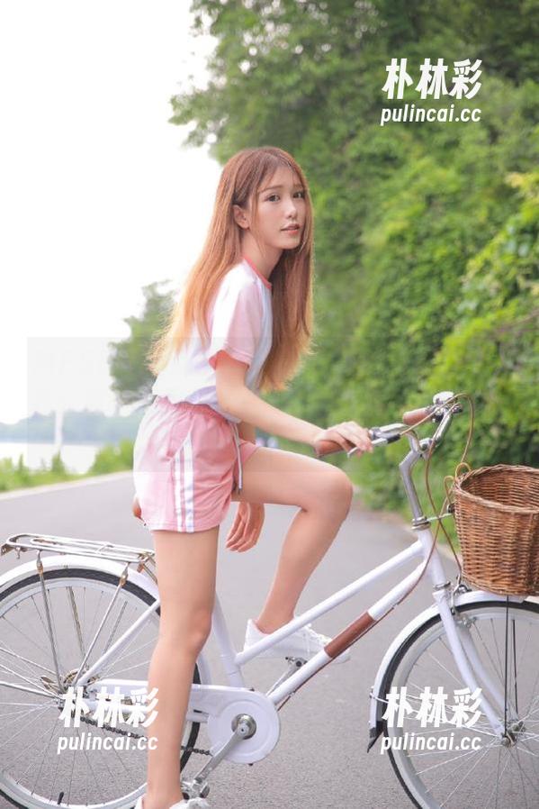 MFStar模范学院 - 小奶瓶呜呜全套写真秀：教室场景里的清新气息与灵动瞬间.txt