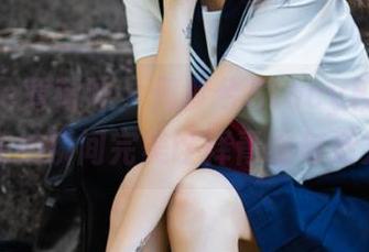 MintYe薄荷叶 – 何梦兮Stacy校服美图集：私拍瞬间完美诠释青春与活力.txt