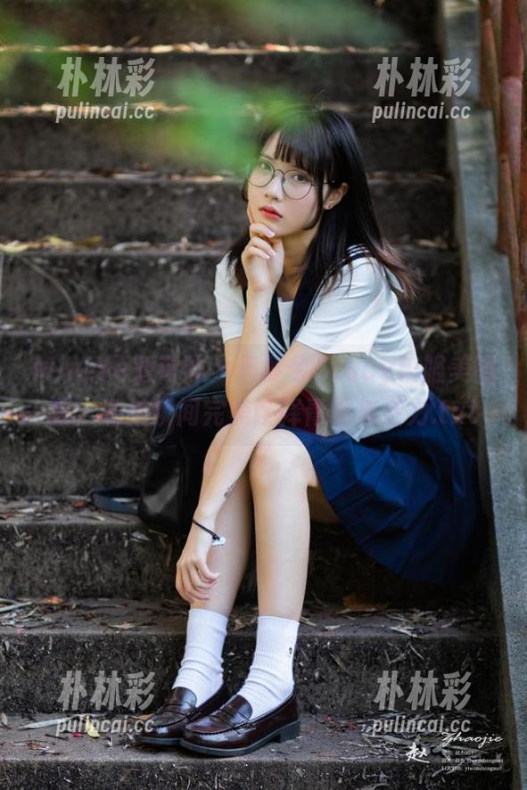 MintYe薄荷叶 - 何梦兮Stacy校服美图集：私拍瞬间完美诠释青春与活力.txt