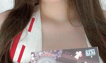 欣赏PAKI草莓酱毛衣写真作品的原图：展现无与伦比的甜美气质.txt