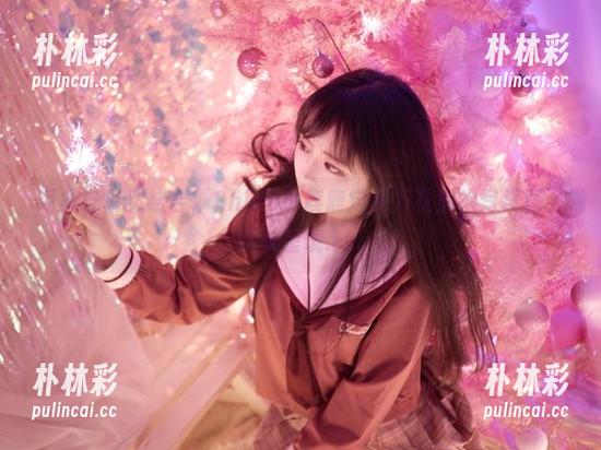 经典与现代结合，Shika小鹿鹿定制万花旗袍写真图片完美呈现.txt