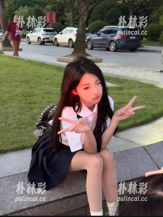 微密圈 - Sia不吃鱼最新写真原图上线：裤里丝诠释青春活力与时尚元素.txt