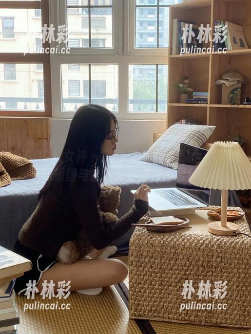 TGOD推女神 - 在教室中发现美丽：杨上萱的原图与套图让你惊艳不已！.txt