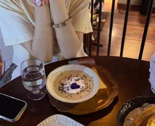 TouTiao头条女神 – 周治宇白裙图册：免费获取优雅写真，提升你的视觉享受.txt