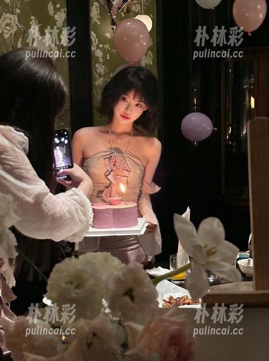 UGirls尤果网 - 诱惑与优雅并存，乔依琳全套睡衣图包欣赏.txt
