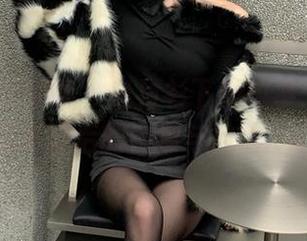 UGirls尤果网 – 白衬衫下的故事：黛斯羽写真背后的自嘲与自信.txt