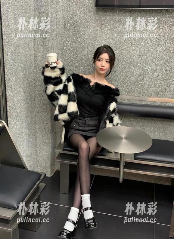 UGirls尤果网-黛斯羽 UGirls尤果网 - 白衬衫下的故事:黛斯羽写真背后的自嘲与自信.txt
