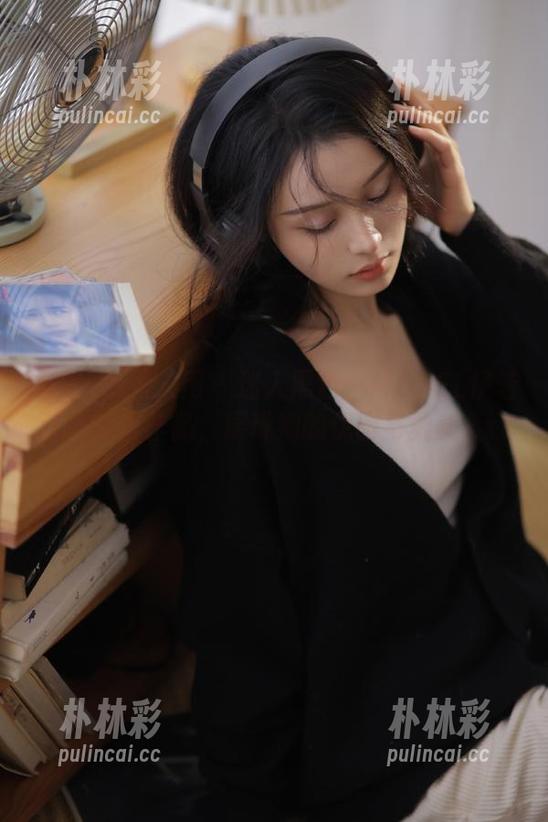 Xiuren秀人网 - 迷人黑色：MODEL伊若私房原图作品，展现她的优雅与柔美.txt