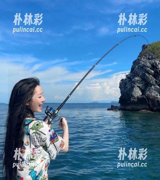 Xiuren秀人网 - 奇迹再现，宋愉愉红裙写真集全新更新，引领时尚潮流新风尚！.txt