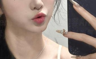 Xiuren秀人网 – 捕捉容容容Alice的毛衣写真，美图展现她的独特时尚气质.txt
