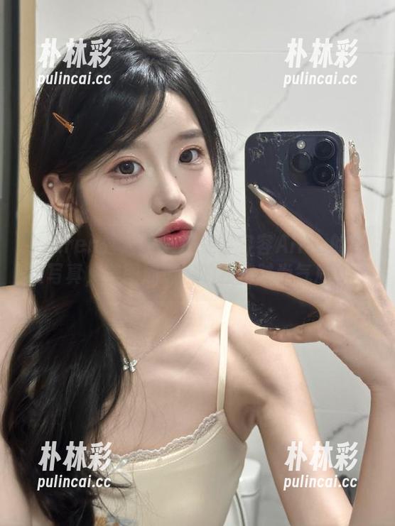 Xiuren秀人网 - 捕捉容容容Alice的毛衣写真，美图展现她的独特时尚气质.txt