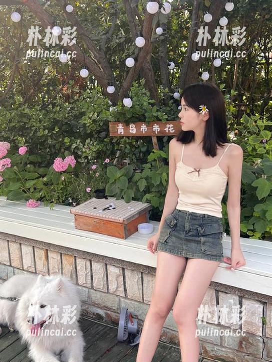 Xiuren秀人网 - 揉揉肉肉的红裙私房写真合集，释放女性魅力的每一瞬间.txt