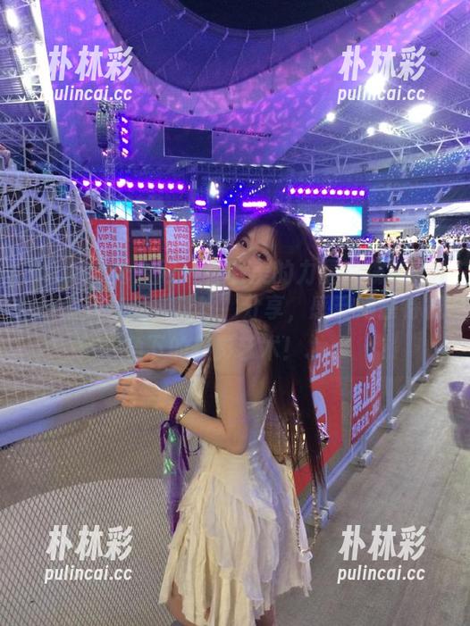 Xiuren秀人网 - 体验美的力量！糯美子nini最新作品“灰丝”分享，感受她独特视角下的摄影艺术！.txt