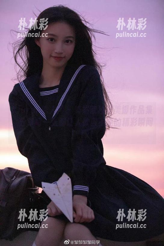 Xiuren秀人网 - 舞媚歆独家美脚作品集：分享每一张都让人欲罢不能的精彩瞬间！.txt