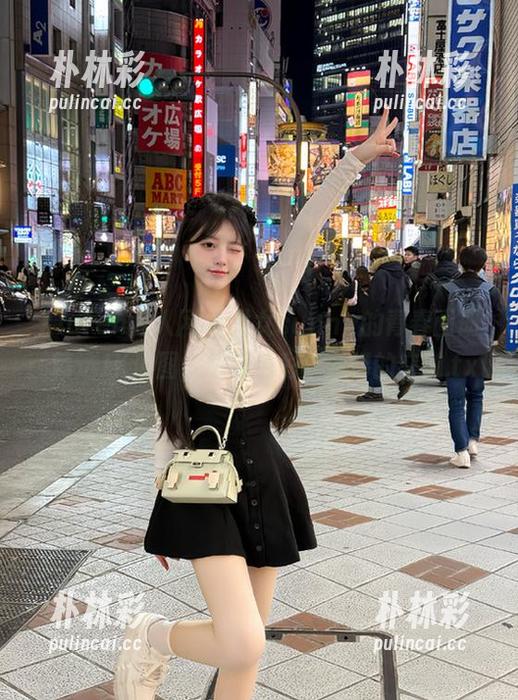 Xiuren秀人网 - 龙女sunny的青春画册：精选JK原图，感受色彩与梦幻的交融.txt