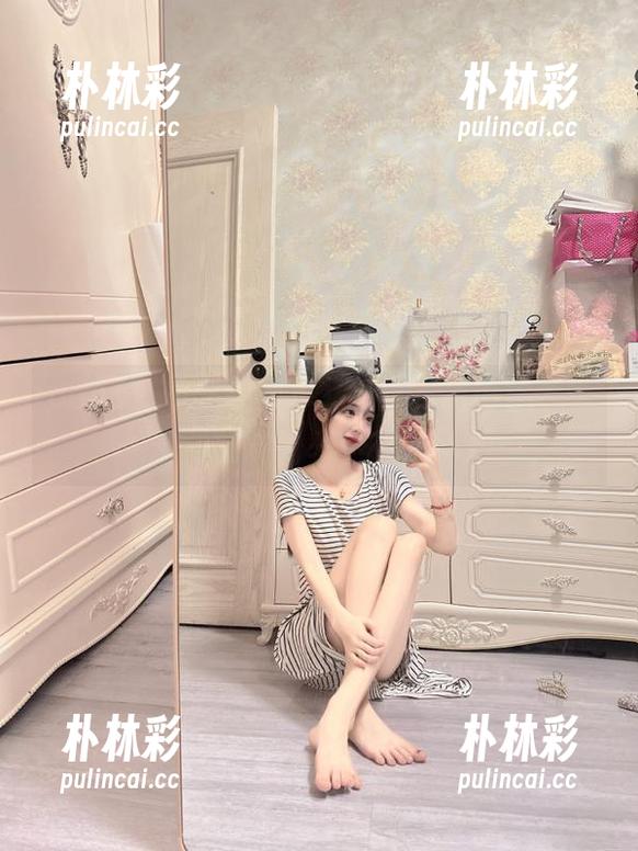 pans - 小鱼皮衣作品精选，摄影艺术中的时尚表达.txt