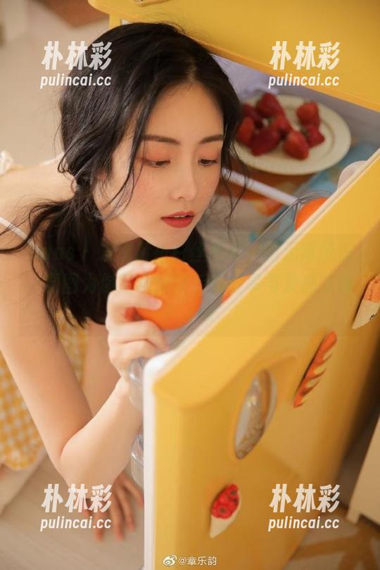 pans - 发现折折白丝写真中的无限风情，原图为你呈现她背后的故事与灵感之源！.txt