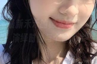 pans – 最新禾禾的秘书写真，优雅图片演绎时尚与个性.txt