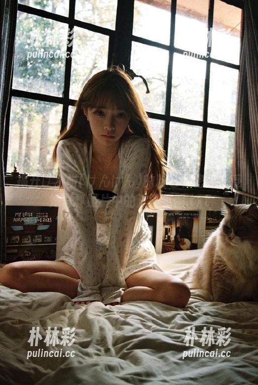 揭开けん研(けんけん)的粉色秘密：感受她写真照片中的浪漫氛围.txt