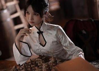 走进一千只猫薄禾的女仆世界，观看她的写真作品与情感表达.txt