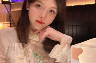 一小央泽的私房美腿作品如梦如幻，让我们在照片中捕捉每一部精彩，享受视觉的极致体验！.txt