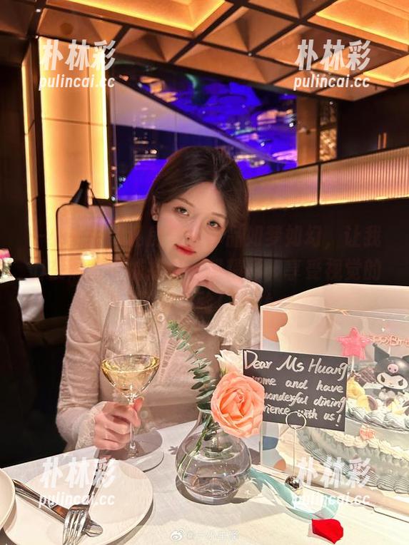 一小央泽的私房美腿作品如梦如幻，让我们在照片中捕捉每一部精彩，享受视觉的极致体验！.txt