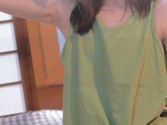 丽柜 – 夏日怡萱短裤写真，精彩图片呈现活力四射的她!.txt