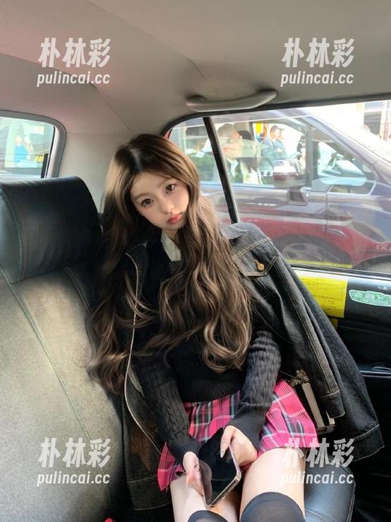 丽柜 - 黄芬吊带写真新图包发布，观看她的绝美风格与气质！.txt