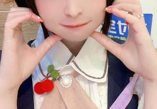 壁纸与写真交织，少女九九八吖的青春气息尽显.txt