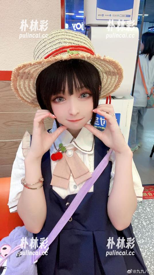 壁纸与写真交织，少女九九八吖的青春气息尽显.txt