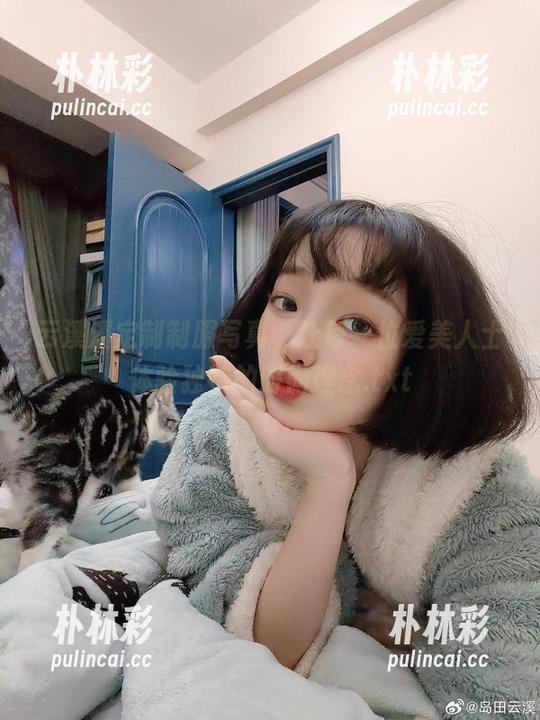 云溪溪 云溪溪定制制服写真,让每一位爱美人士体验独特的时尚理念.txt
