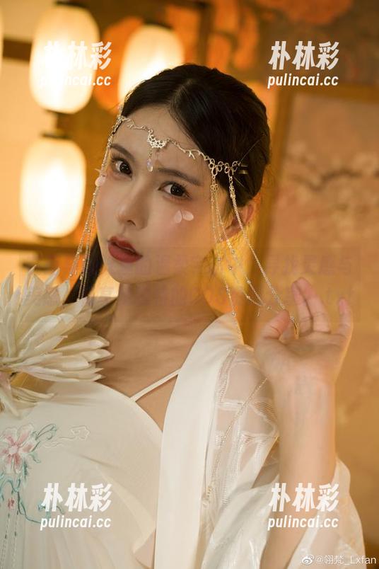 在亚马逊鲶鱼的温柔宇宙中，寻找灵感与美感，畅享她独特的COS资源分享。.txt
