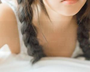 克拉女神 – 纯白映衬下的佳莹风姿，细腻原图与迷人图片一起品味.txt