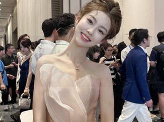 克拉女神 – 吕佳双人写真，温暖你的心，快来观看这组精美的图片吧！.txt