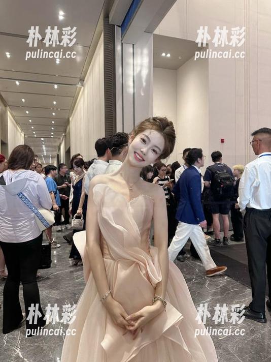 克拉女神 - 吕佳双人写真，温暖你的心，快来观看这组精美的图片吧！.txt