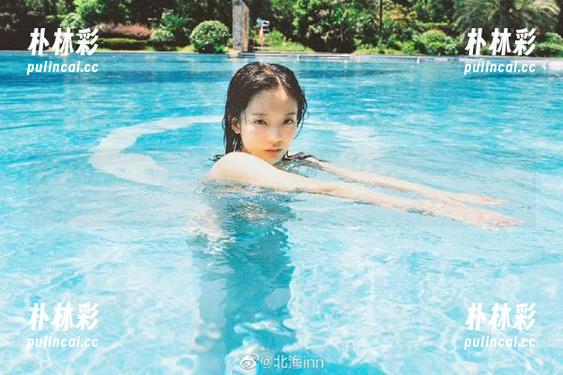 克拉女神 - 当孟君遇上死库水：写真原图展现无限创意与灵感.txt