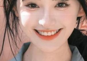 克拉女神 – 小芹的旅拍全套惊艳亮相，原图展示她的艺术魅力.txt