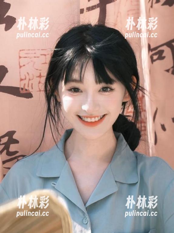 克拉女神 - 小芹的旅拍全套惊艳亮相，原图展示她的艺术魅力.txt