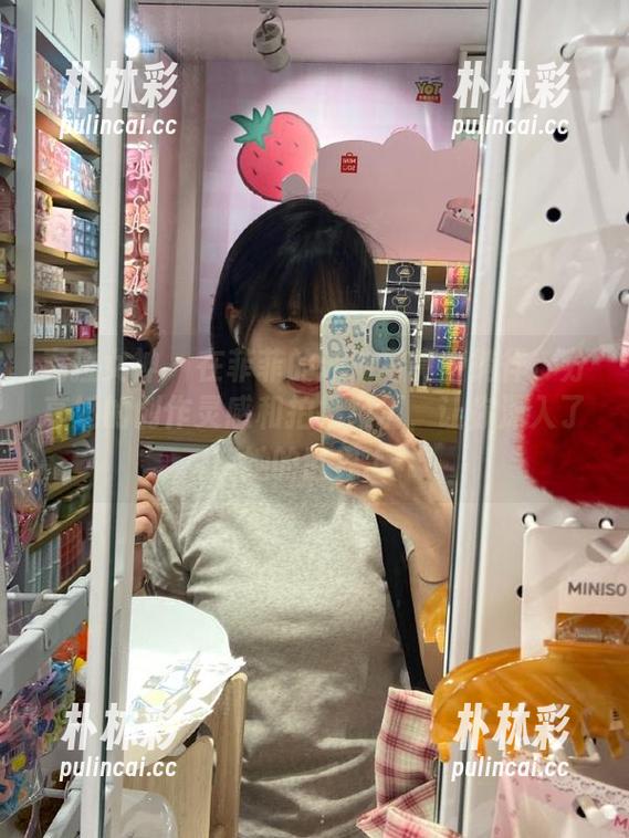 克拉女神 - 在菲菲的泳池写真中徜徉：分享她的创作灵感和拍摄经历，让你深入了解她的世界.txt