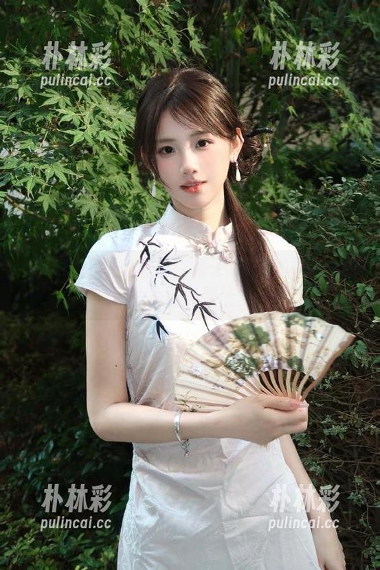 兔玩映画独家发布：格子裙与丝袜的梦幻写真及精美壁纸.txt